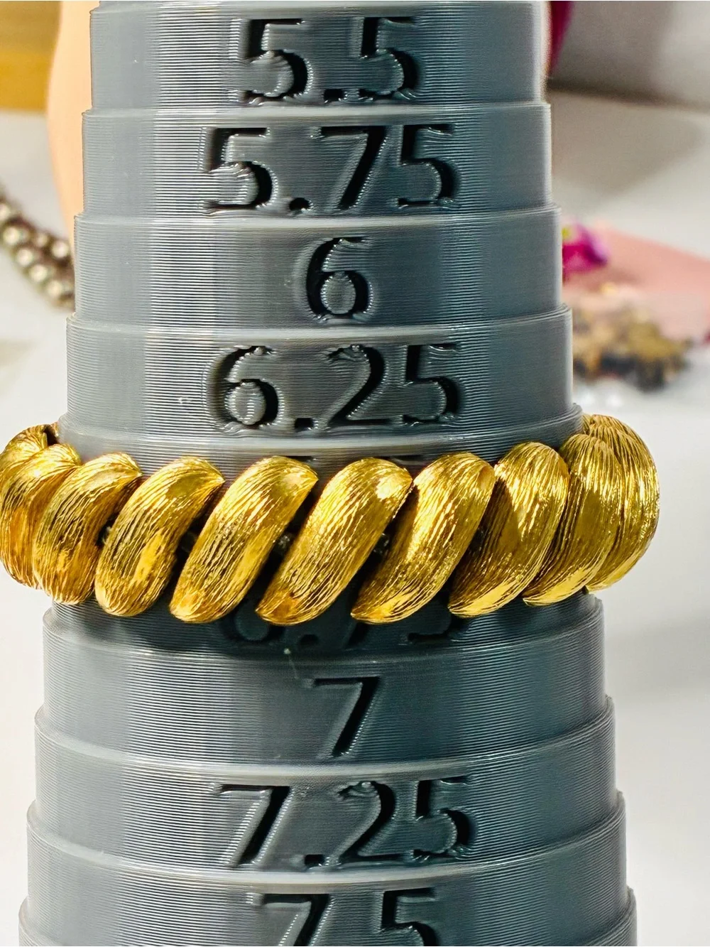 VTG Heavy Gold-Tone Sculpted Link Bracelet - Brand Effortlessly Elegant Chic